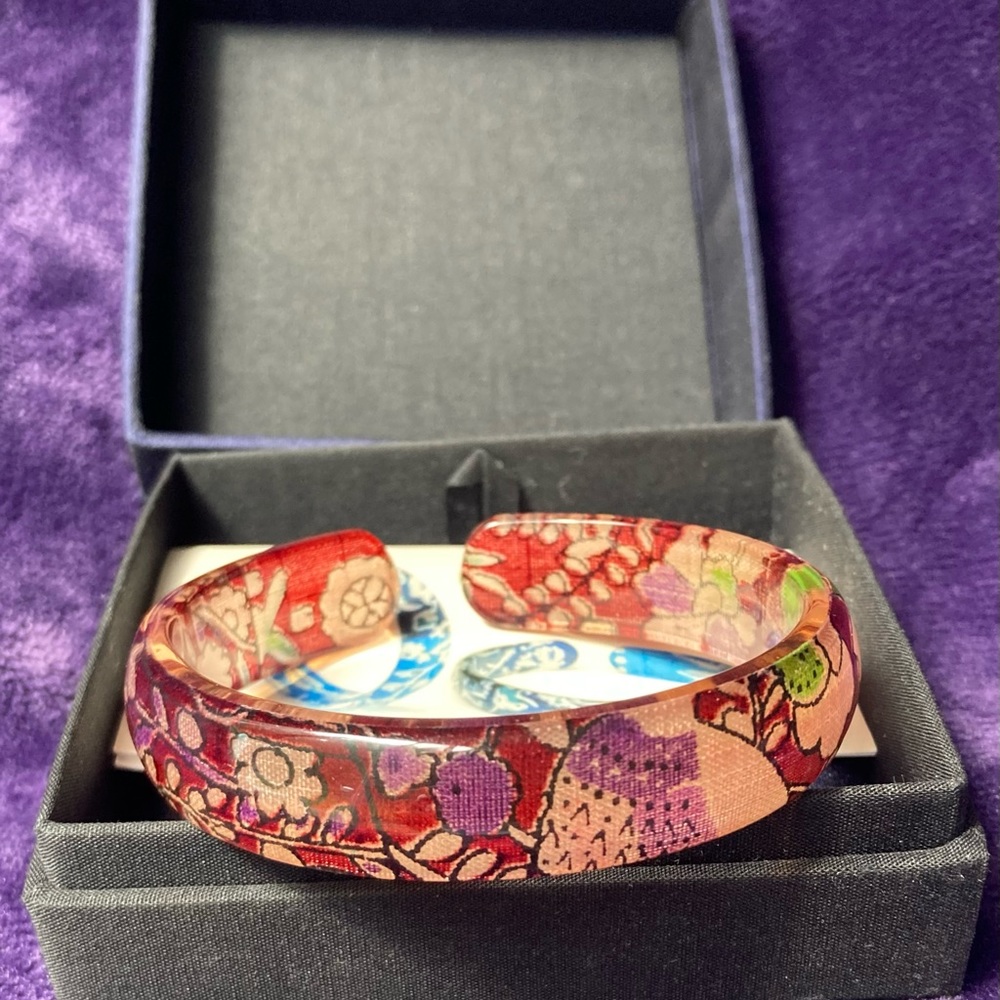 Kasumisou Gallery Edo sarasa silk in acrylic bangle bracelet